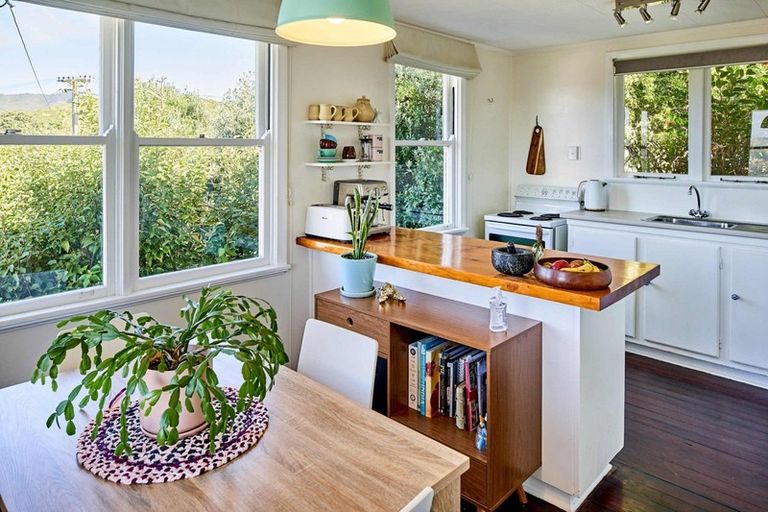 Photo of property in 10 Hiwi Crescent, Titahi Bay, Porirua, 5022