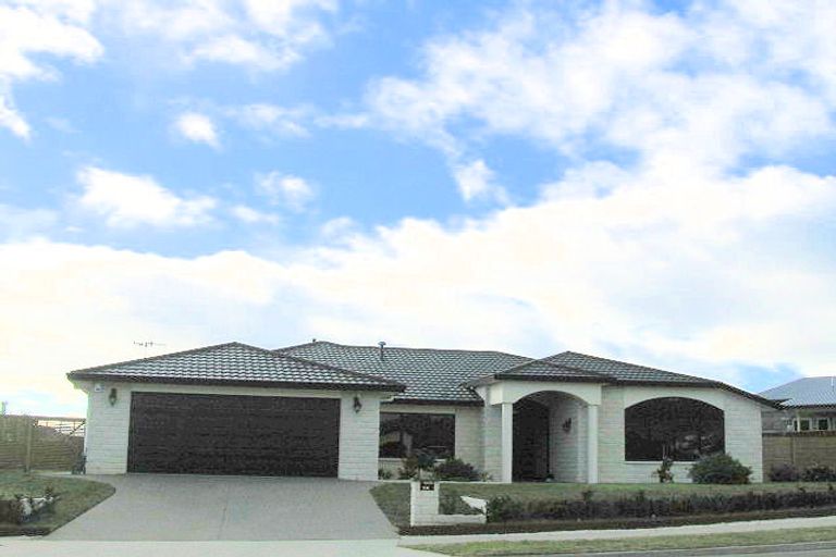 Photo of property in 24 Quadrant Heights, Paraparaumu, 5032