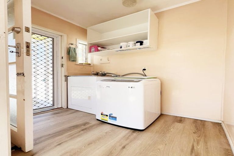 Photo of property in 2/53 Ayton Drive, Totara Vale, Auckland, 0629