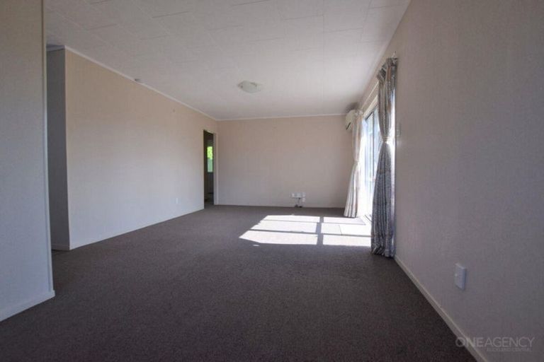 Photo of property in 11 Mile Place, Henderson, Auckland, 0612
