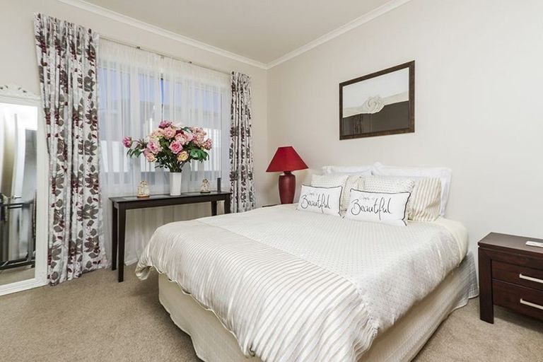 Photo of property in 18 Larmer Drive, Kumeu, 0810