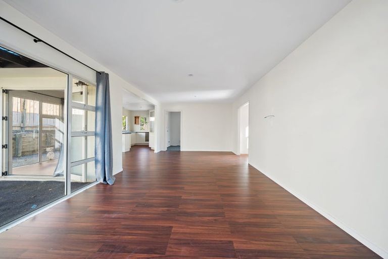 Photo of property in 2/13 Stoneleigh Court, Sunnynook, Auckland, 0632