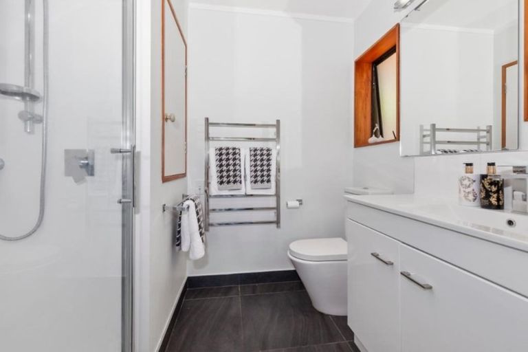 Photo of property in 2/20a Old Lake Road, Narrow Neck, Auckland, 0624