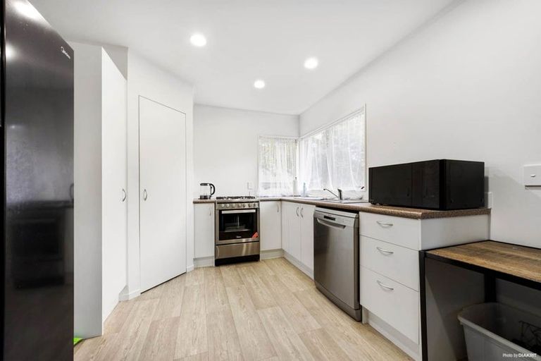 Photo of property in 2/723 Swanson Road, Swanson, Auckland, 0612