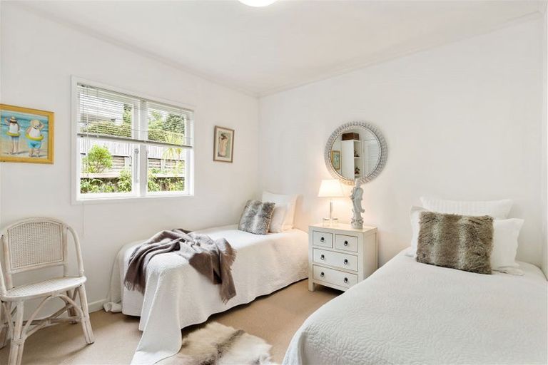 Photo of property in 1/94 Island Bay Road, Beach Haven, Auckland, 0626