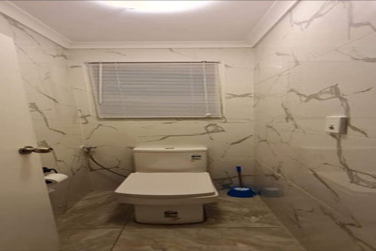 Photo of property in 1/663 Beach Road, Rothesay Bay, Auckland, 0630