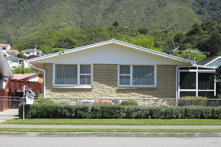 Photo of property in 35a Kent Street, Picton, 7220