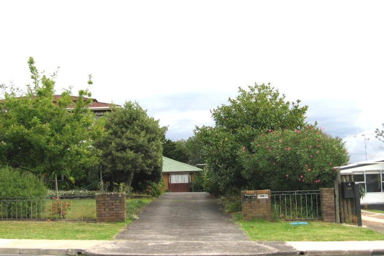 Photo of property in 1/1064 Beach Road, Torbay, Auckland, 0630