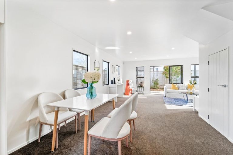 Photo of property in 1/64 Schnapper Rock Road, Schnapper Rock, Auckland, 0632