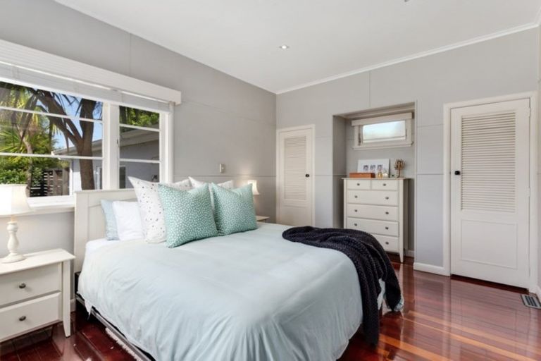 Photo of property in 15 Eversleigh Road, Belmont, Auckland, 0622