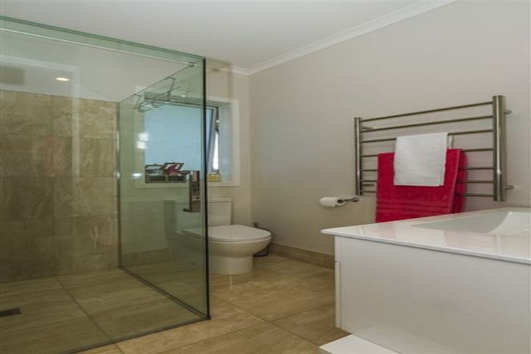 Photo of property in 18 Larmer Drive, Kumeu, 0810