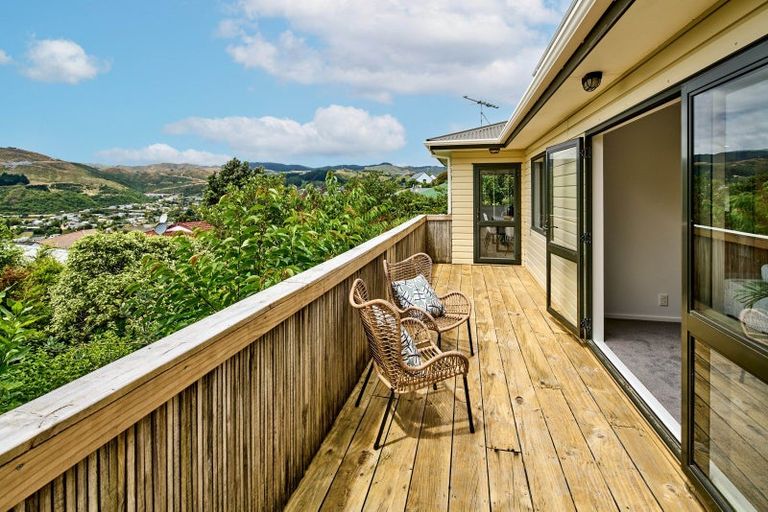 Photo of property in 5 Bishops Glen, Tawa, Wellington, 5028