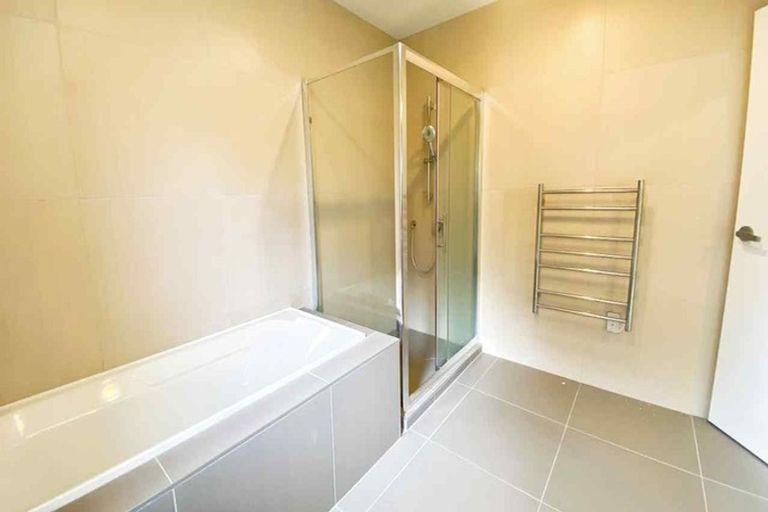 Photo of property in 1/17 Hyde Road, Rothesay Bay, Auckland, 0630