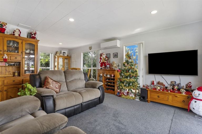 Photo of property in 7 Woodman Place, West Harbour, Auckland, 0618