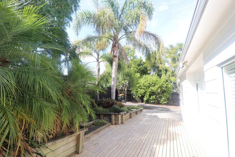 Photo of property in 19 Rehia Road, Massey, Auckland, 0614