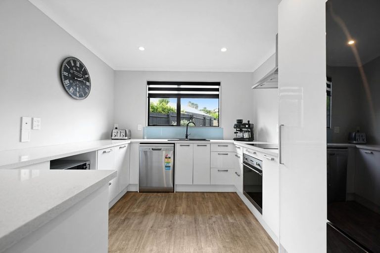 Photo of property in 16 Palm Grove Drive, Western Heights, Hamilton, 3200