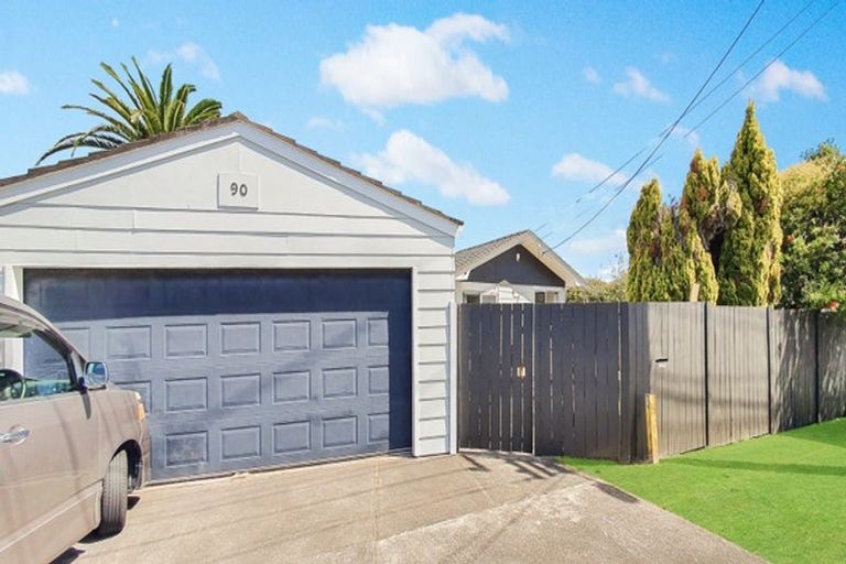 Photo of property in 90 Stanley Road, Glenfield, Auckland, 0629