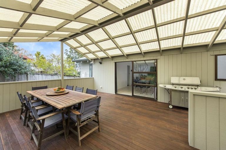 Photo of property in 14 Woodhouse Place, West Harbour, Auckland, 0618