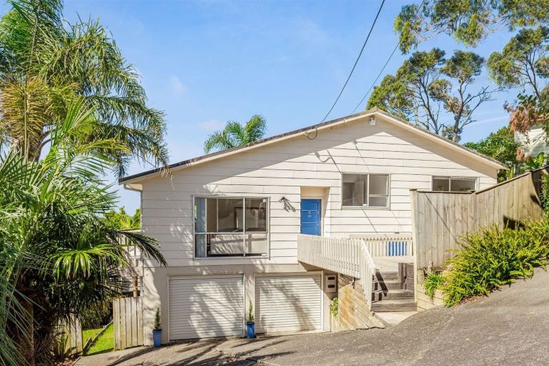 Photo of property in 2/595 Glenfield Road, Totara Vale, Auckland, 0629