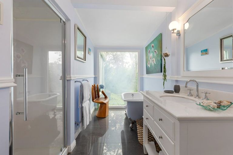 Photo of property in 9 Otitori Bay Road, Titirangi, Auckland, 0604