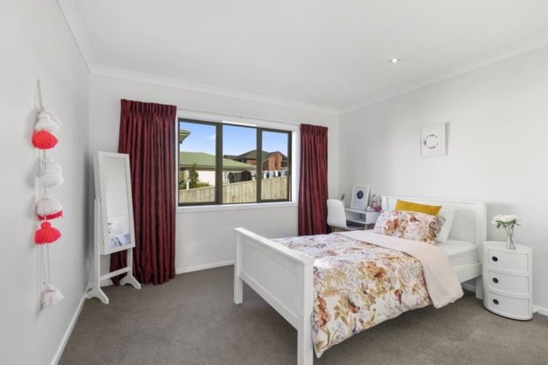 Photo of property in 5 Mcewen Crescent, Riverstone Terraces, Upper Hutt, 5018