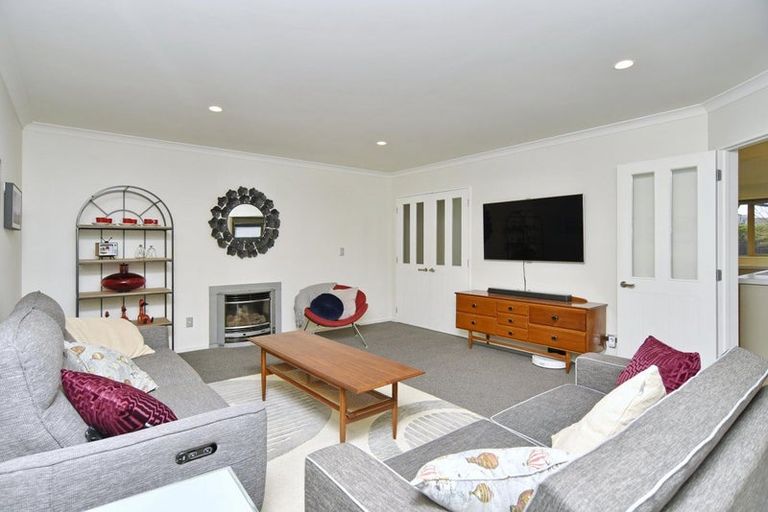 Photo of property in 11 Springside Place, Redwood, Christchurch, 8051