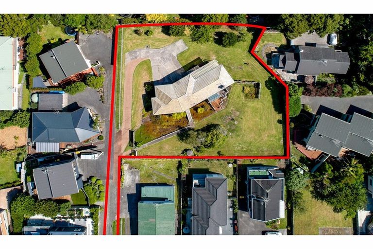 Photo of property in 83 Pupuke Road, Northcote, Auckland, 0627