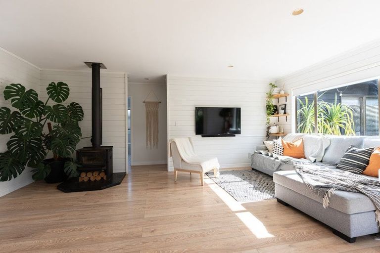 Photo of property in 1/45 Unsworth Drive, Unsworth Heights, Auckland, 0632