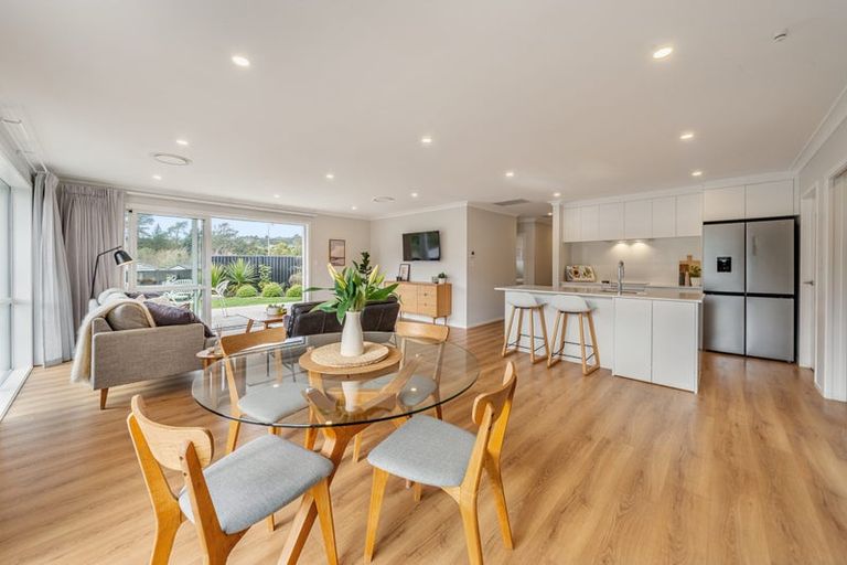 Photo of property in 15 Rewarewa Way, Timberlea, Upper Hutt, 5018