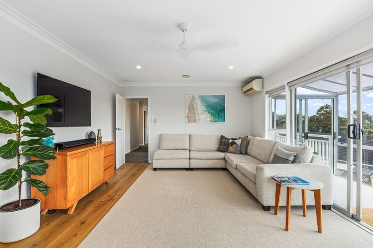 Photo of property in 1/21 Deuxberry Avenue, Northcote, Auckland, 0627