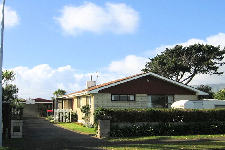 Photo of property in 21 Eruini Street, Waikanae Beach, Waikanae, 5036