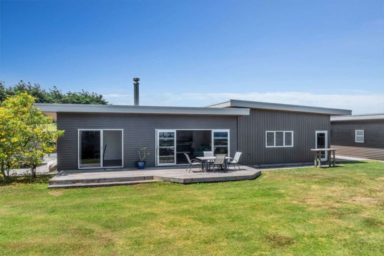 Photo of property in 37 Pekama Drive, Cable Bay, 0420