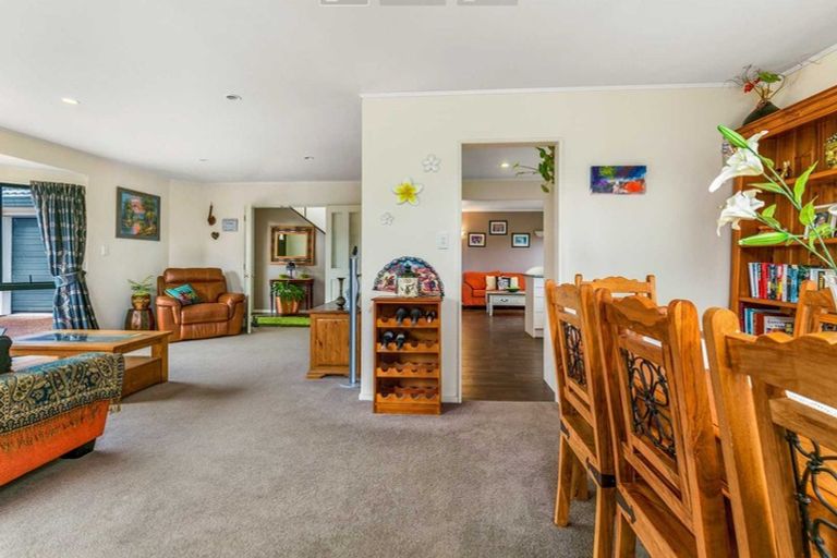 Photo of property in 9 San Fernando Way, Henderson, Auckland, 0612