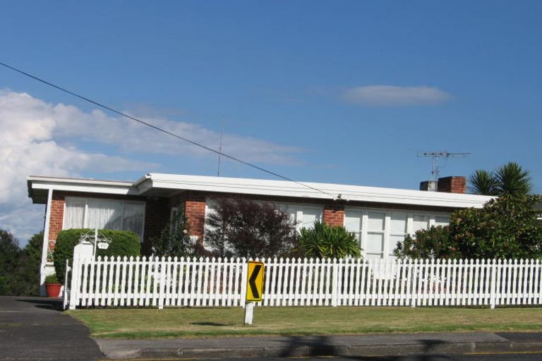 Photo of property in 70 Golf Road, New Lynn, Auckland, 0600
