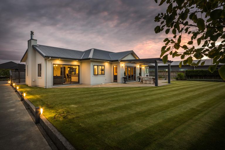 Photo of property in 37 Chestnut Close, Kelvin Grove, Palmerston North, 4414