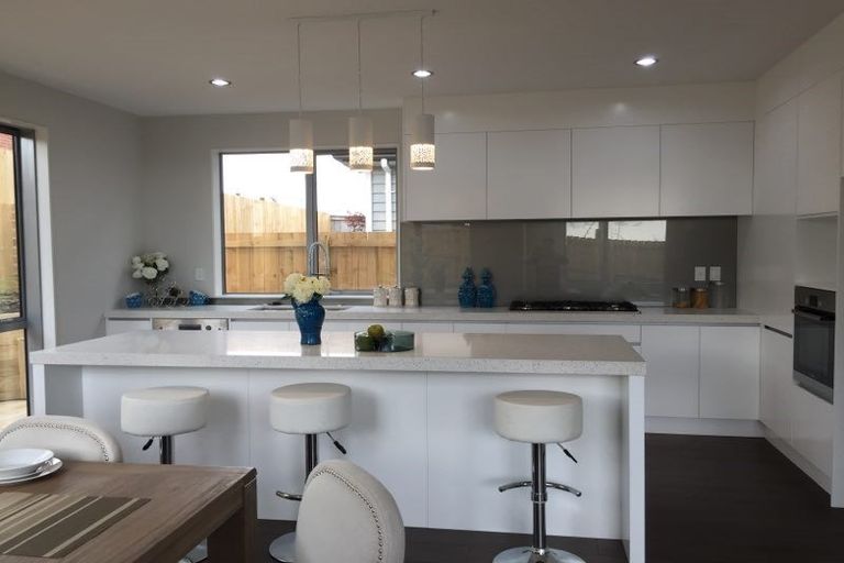 Photo of property in 615 Glenfield Road, Totara Vale, Auckland, 0629