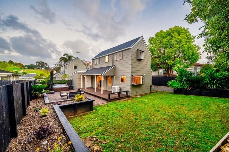Photo of property in 2/9 Imogene Way, Half Moon Bay, Auckland, 2012