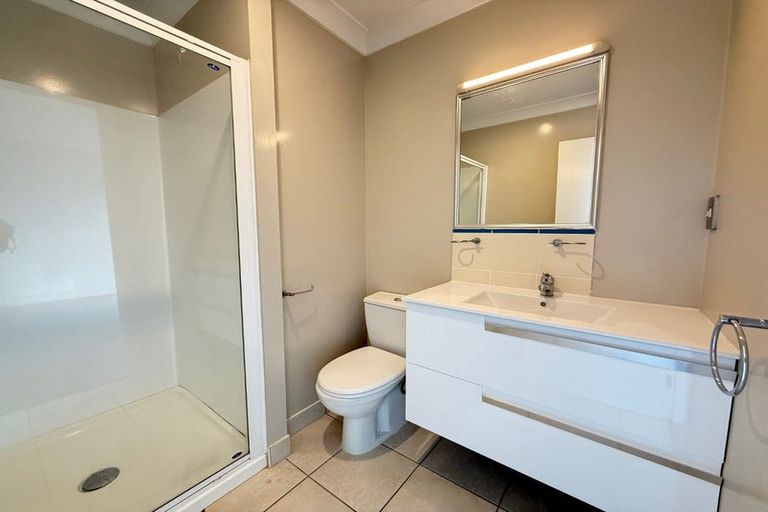Photo of property in 9b Clearwater Cove, West Harbour, Auckland, 0618
