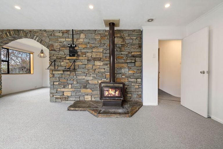 Photo of property in 16 Kuri Place, Wanaka, 9305