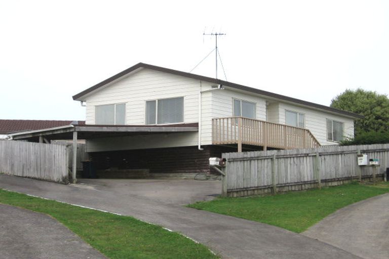 Photo of property in 1/8 Flaunty Place, West Harbour, Auckland, 0618