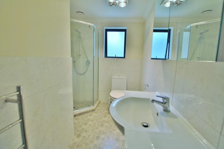 Photo of property in 104 Lake Panorama Drive, Henderson Valley, Auckland, 0612