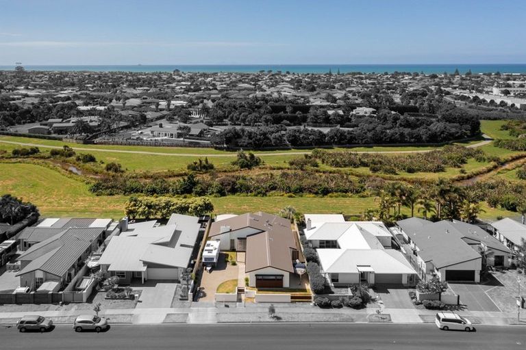 Photo of property in 81 Oriental Parade, Papamoa Beach, Papamoa, 3118