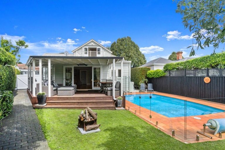 Photo of property in 2 Ewen Alison Avenue, Devonport, Auckland, 0624