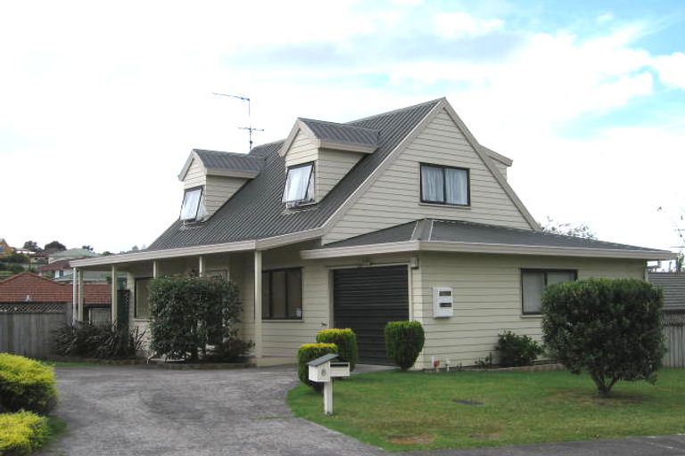 Photo of property in 8 Wyatt Place, Glendene, Auckland, 0602