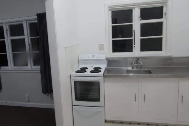 Photo of property in 137 Whites Line East, Waiwhetu, Lower Hutt, 5010