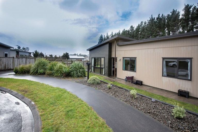 Photo of property in 8 Dunbar Place, Highlands Park, New Plymouth, 4312