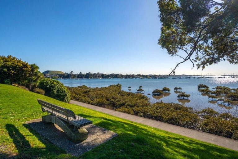 Photo of property in 27b Tamaki Bay Drive, Pakuranga, Auckland, 2010