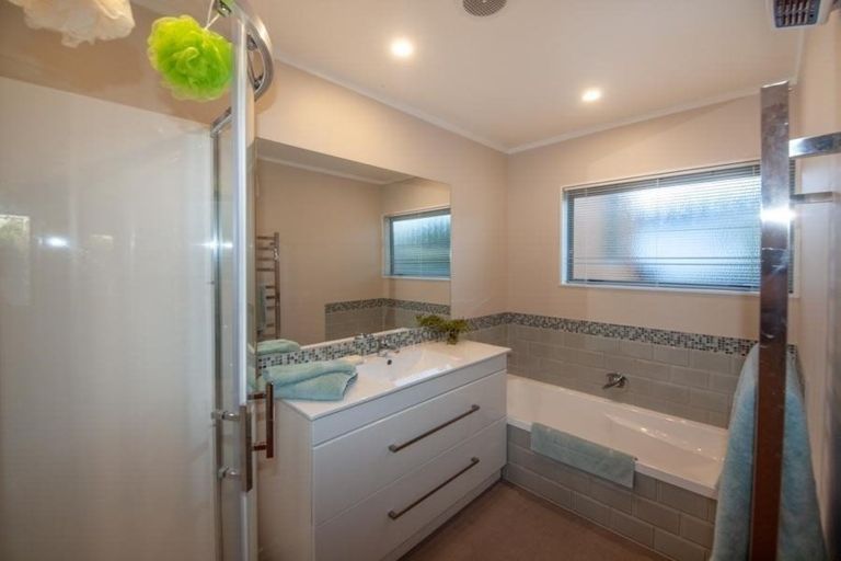 Photo of property in 10 Myers Grove, Churton Park, Wellington, 6037