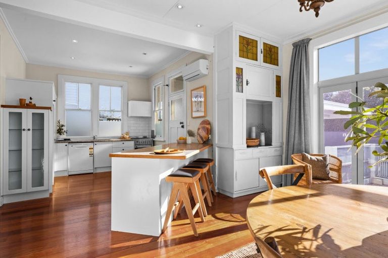 Photo of property in 16 Lighthouse Road, Bluff Hill, Napier, 4110