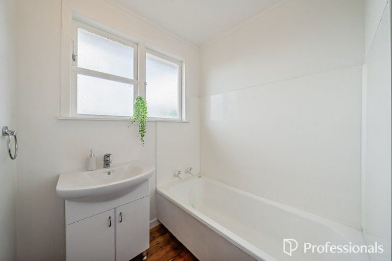 Photo of property in 18 Barberry Grove, Maungaraki, Lower Hutt, 5010